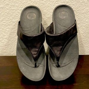 FitFlop - Black Leather Toe post sandals - size 7 US